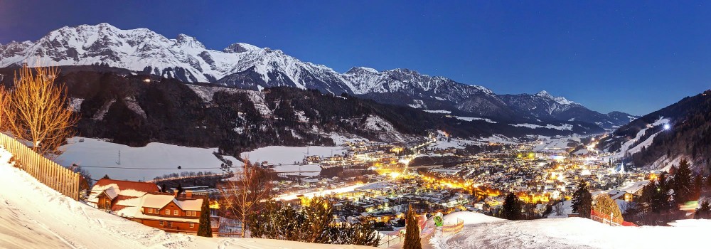 Blick auf Schladming am Abend im Winter