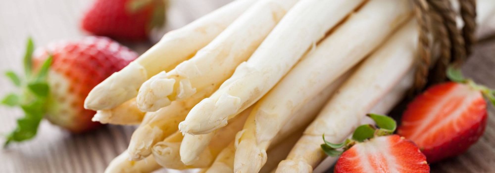 Saisonale Spezialitäten in der Landalm z.B. Spargel und Erdbeeren