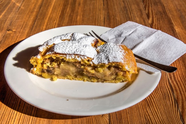 Apfelstrudel und ein guter Kaffee zur Nachmittags-Einkehr in der Landalm in Schladming  © Shutterstocl