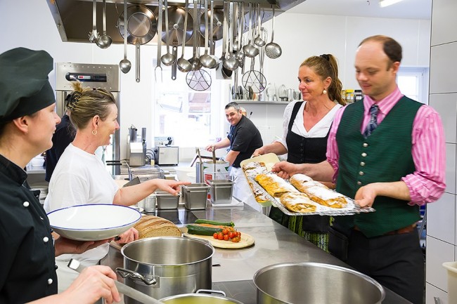 Das Service- und Küchenteam der Landalm freut sich auf Ihren Besuch