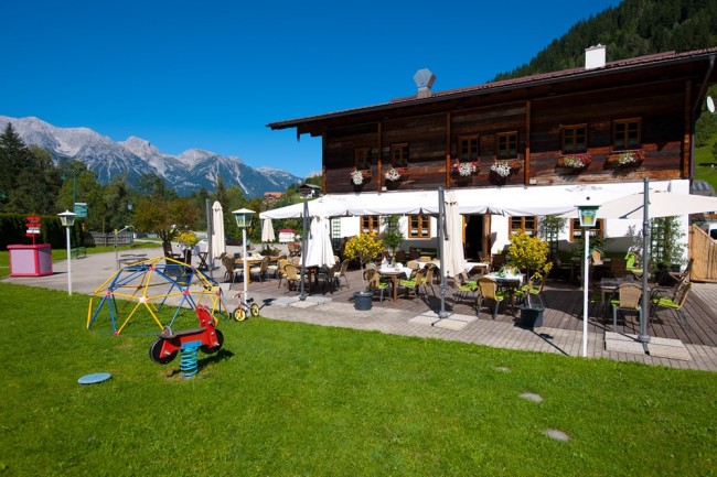 Die Sonnenterrasse der Landalm mit Spielplatz