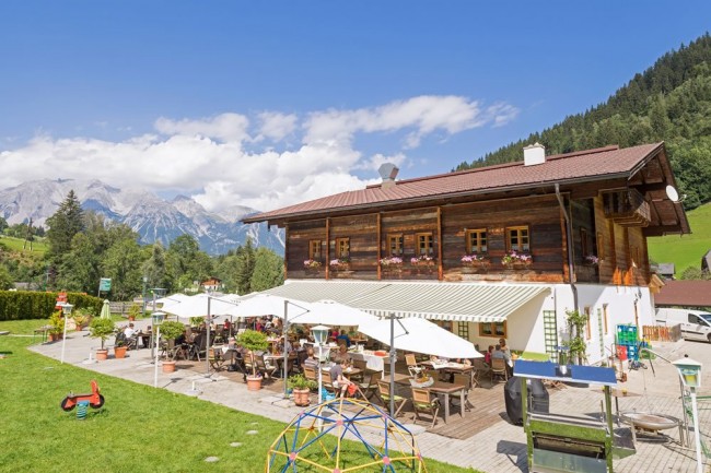 Sonnenterrasse mit Blick auf das Dachstein Massiv